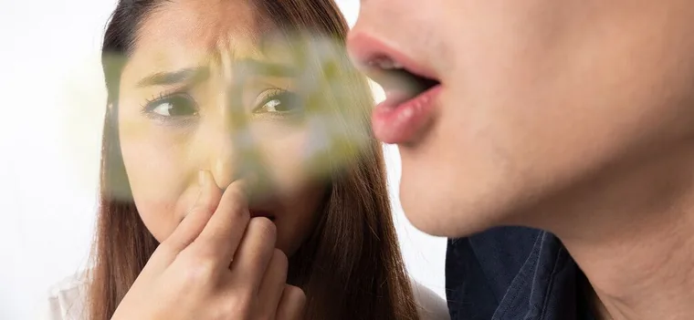 입냄새(구취) 이미지 — 대화 중 입냄새로 불편해하는 모습